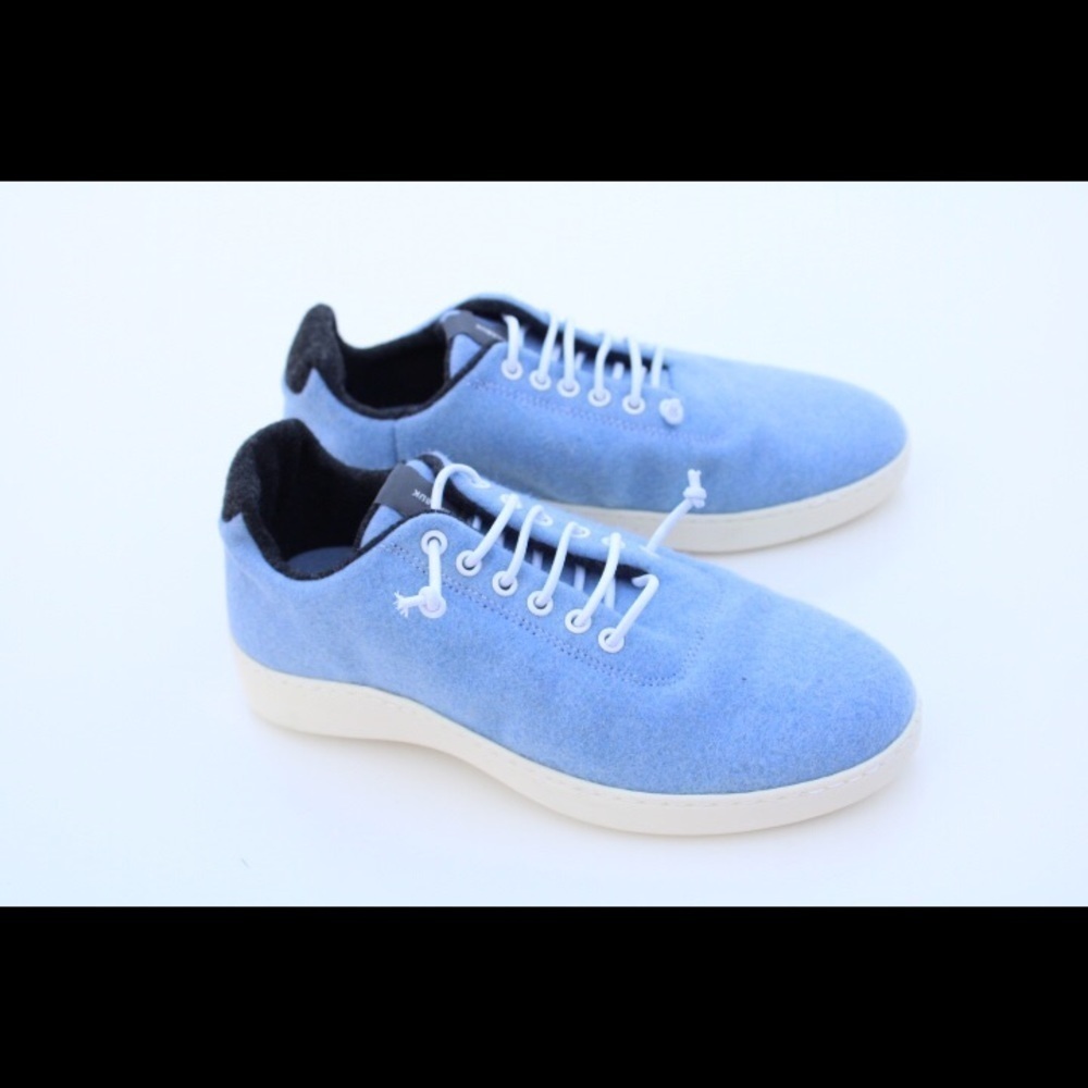 NWOT Baabuk sneakers
